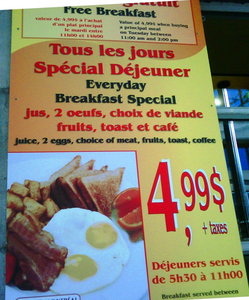 Restaurant Brisket - Rue Beaver Hall, au sud de René-Lévesque Un menu difficle à lire où la typo change de couleur par langue sans prédominance.